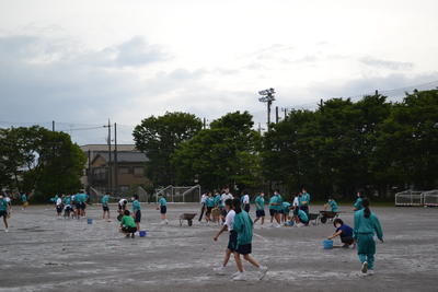 朝まで降り続いた雨でグラウンド状態は最悪です。