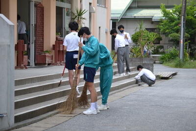 昇降口の掃除をする生徒たち。真剣です。